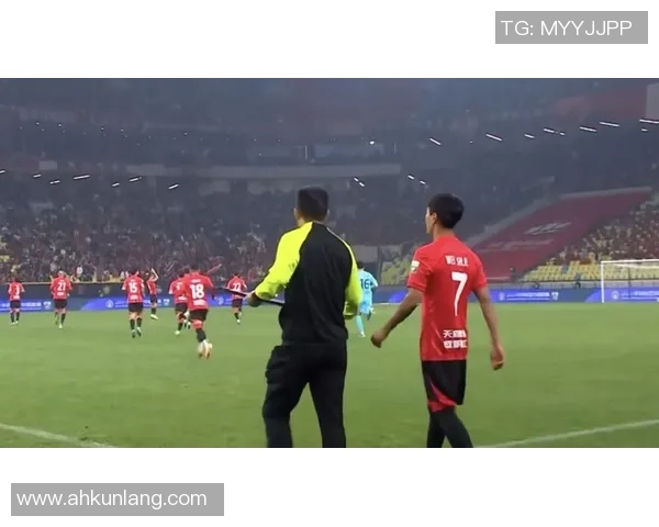 足球明星醉酒狂欢视频曝光引发热议球迷反应两极分化